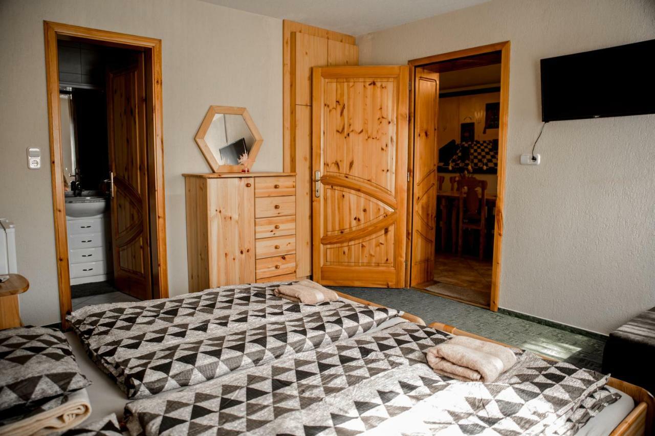 Berger Pince-Vendeghaz, Hajosi Pincek Hotell Exteriör bild