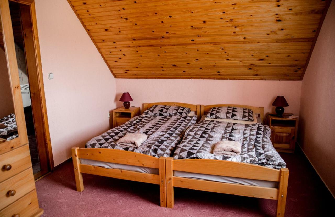 Berger Pince-Vendeghaz, Hajosi Pincek Hotell Exteriör bild
